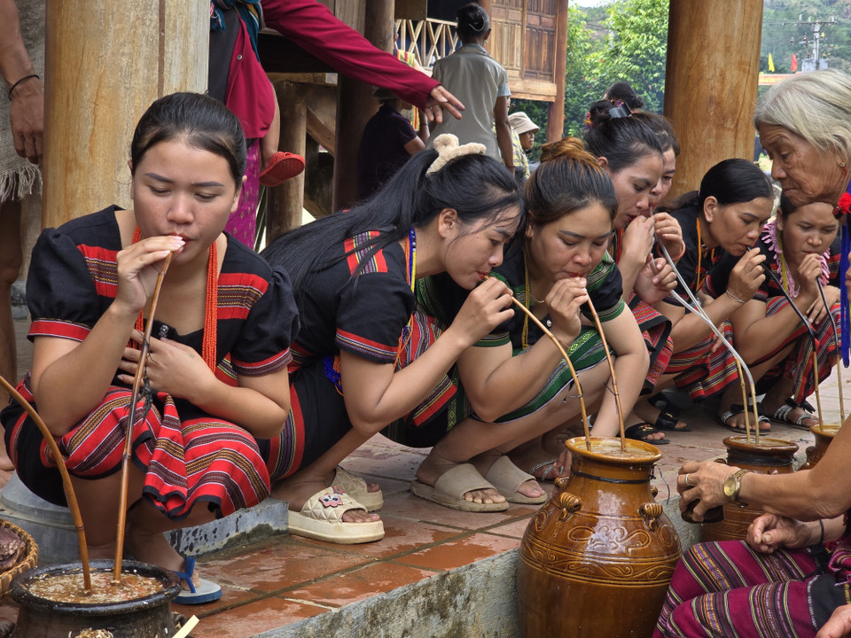 Dân làng người Brâu cùng đến thưởng thức rượu thiêng để mong thần linh chứng giám, phù hộ cho gia đình mình trong mùa vụ mới. (Ảnh: Khoa Chương/TTXVN)