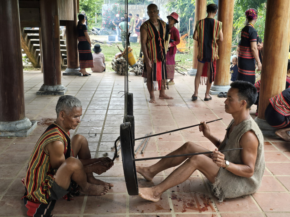 Người Brâu cho rằng chiêng Tha không chỉ là nhạc khí mà còn là thần linh, là tổ tiên của họ. (Ảnh: Khoa Chương/TTXVN)