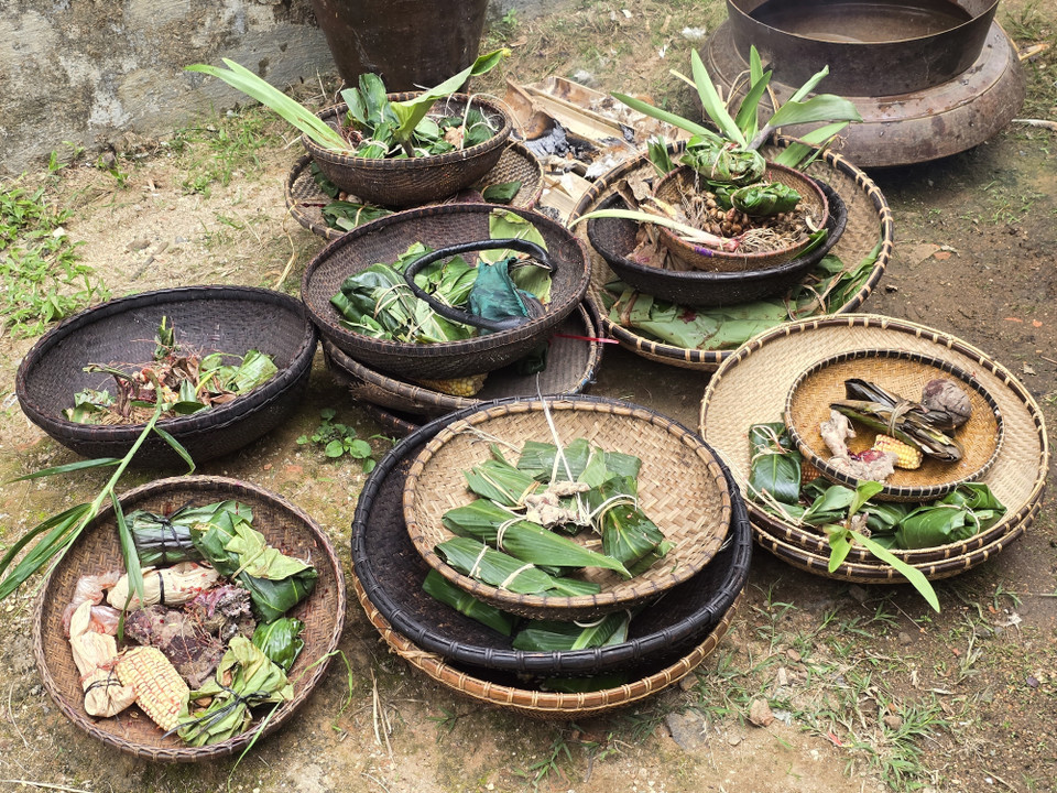 Những gùi hạt giống được người Brâu mang cúng Yàng (thần) với mong muốn có được vụ mùa bội thu. (Ảnh: Khoa Chương/TTXVN)