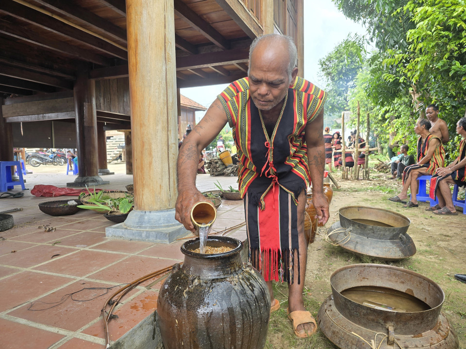 Người Brâu chuẩn bị cho lễ cúng Trỉa lúa. (Ảnh: Khoa Chương/TTXVN)