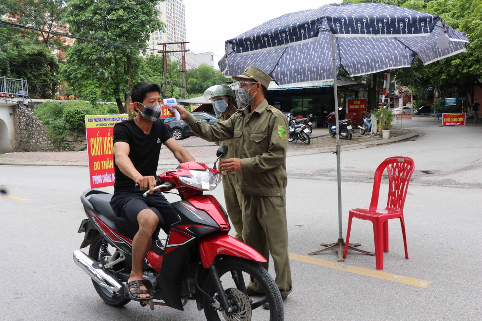 Lực lượng chức năng làm nhiệm vụ tại chốt kiểm soát dịch bệnh ở cầu Y Na, phường Kinh Bắc, thành phố Bắc Ninh. (Ảnh: Thanh Thương/TTXVN)