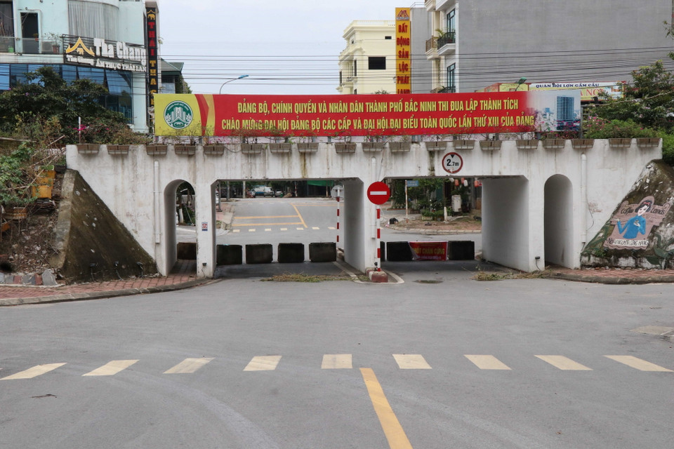 Chốt kiểm soát cứng được lập tại phường Kinh Bắc, thành phố Bắc Ninh. (Ảnh: Thanh Thương/TTXVN)