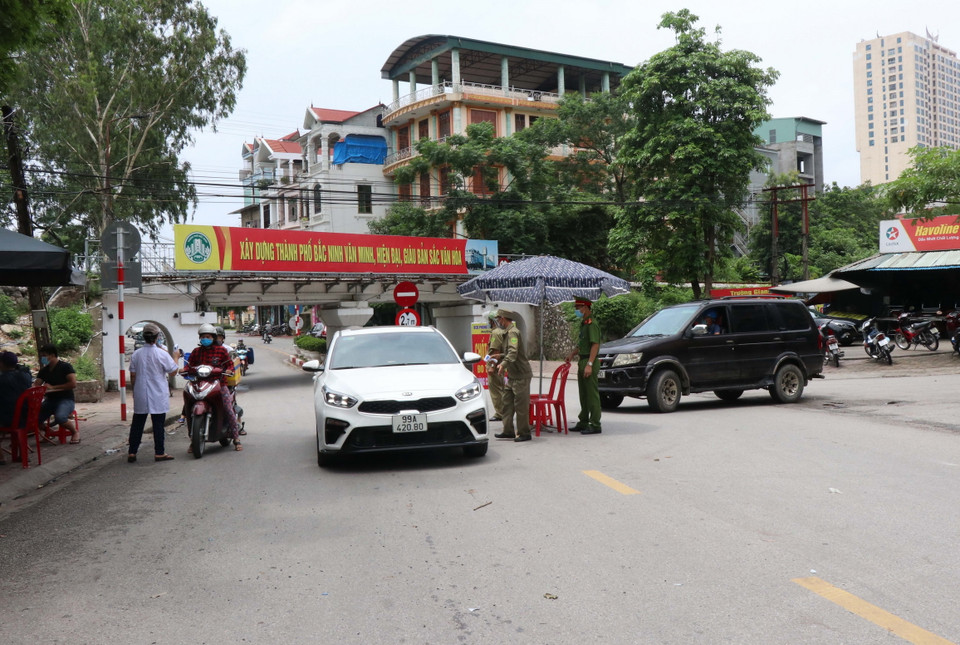Lực lượng chức năng làm nhiệm vụ tại chốt kiểm soát dịch bệnh ở cầu Y Na, phường Kinh Bắc, thành phố Bắc Ninh. (Ảnh: Thanh Thương/TTXVN)