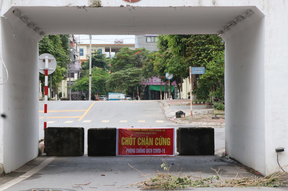 Chốt kiểm soát cứng được lập tại phường Kinh Bắc, thành phố Bắc Ninh. (Ảnh: Thanh Thương/TTXVN)