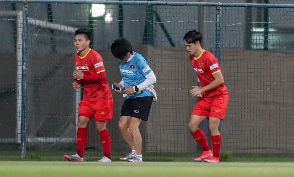 Quang Hải (trái) và Văn Toàn tập riêng cùng bác sỹ Choi Ju-young. (Ảnh: Hoàng Linh/TTXVN)