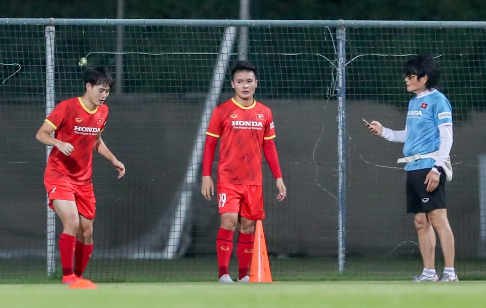 Quang Hải và Văn Toàn tập riêng cùng bác sỹ Choi Ju-young. Tiền đạo của Hà Nội FC bị treo giò ở trận đấu tới với Malaysia, còn Văn Toàn thì bị chấn thương, khả năng ra sân còn bỏ ngỏ (Ảnh: Hoàng Linh/TTXVN)