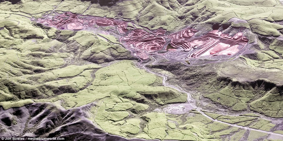 Một mỏ lộ thiên nhìn từ trên cao. (Nguồn: Dailymail.co.uk)