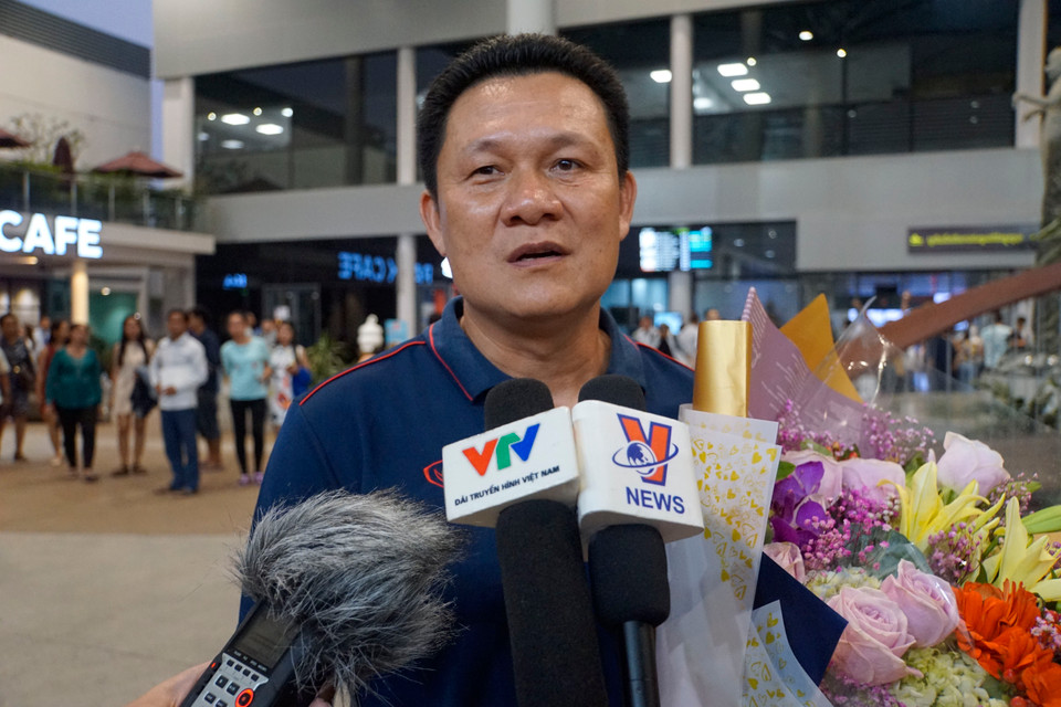 Huấn luyện viên trưởng U22 Việt Nam Nguyễn Quốc Tuấn trả lời phỏng vấn phóng viên báo chí tại sân bay Phnom Penh. (Ảnh: Nhóm phóng viên TTXVN tại Campuchia)