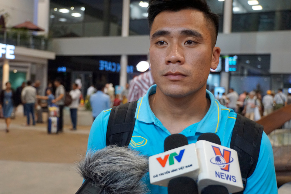 Tiền vệ Bùi Tiến Dụng trả lời phỏng vấn phóng viên báo chí tại sân bay Phnom Penh. (Ảnh: Nhóm phóng viên TTXVN tại Campuchia)