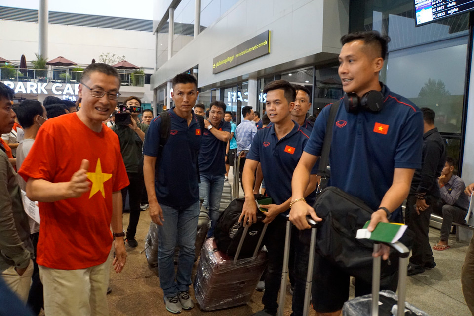 Đại sứ Việt Nam tại Campuchia Vũ Quang Minh (trái) đón đoàn tại sân bay quốc tế Phnom Penh. (Ảnh: Nhóm phóng viên TTXVN tại Campuchia)