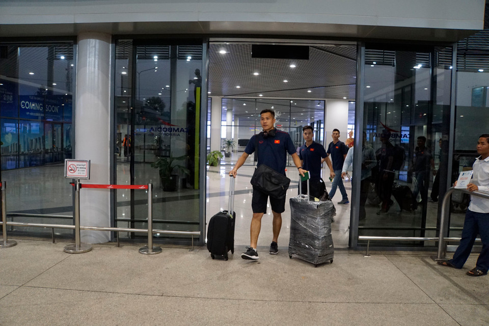 Chiều 15/2, toàn bộ 37 thành viên đội tuyển bóng đá U22 Việt Nam đã đặt chân xuống sân bay Phnom Penh (Campuchia), bắt đầu hành trình tìm kiếm danh hiệu tại Giải vô địch bóng đá U22 Đông Nam Á. (Ảnh: Nhóm phóng viên TTXVN tại Campuchia)