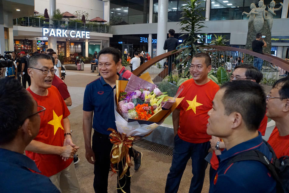 Đại sứ Việt Nam tại Campuchia Vũ Quang Minh (áo đỏ, bên trái) chào mừng đội tại sân bay Phnom Penh. (Ảnh: Nhóm phóng viên TTXVN tại Campuchia)