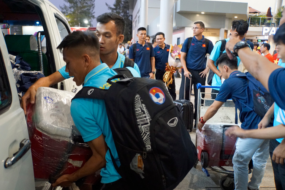 Các cầu thủ lên xe, rời sân bay Phnom Penh. (Ảnh: Nhóm phóng viên TTXVN tại Campuchia)
