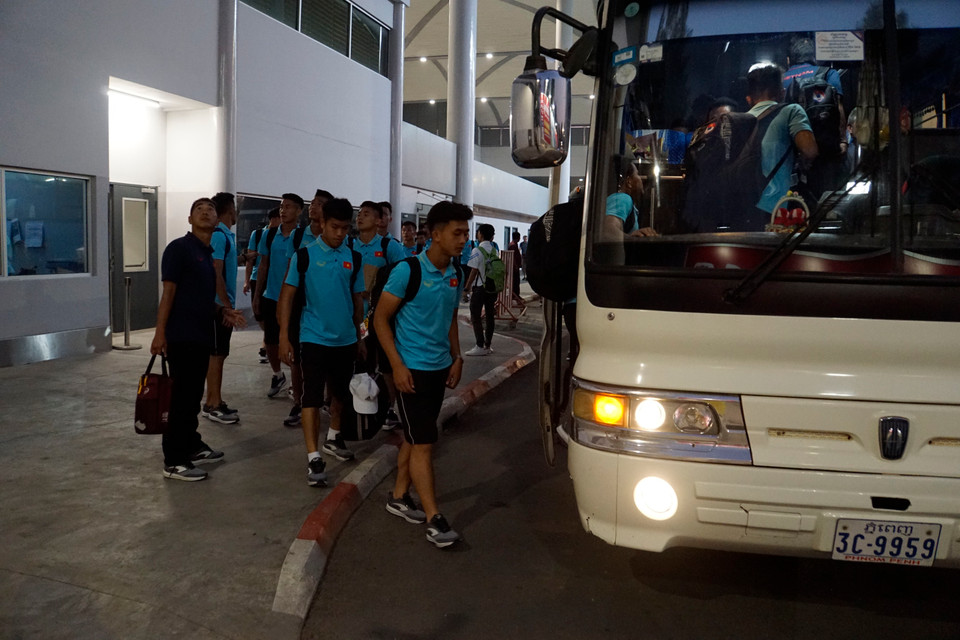 Các cầu thủ lên xe, rời sân bay Phnom Penh về khách sạn. (Ảnh: Nhóm phóng viên TTXVN tại Campuchia)