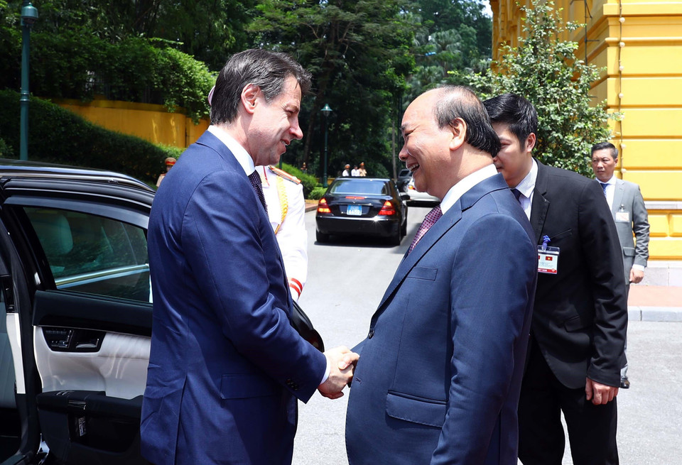 Nhận lời mời của Thủ tướng Nguyễn Xuân Phúc, Thủ tướng Cộng hòa Italy Giuseppe Conte thăm chính thức nước Việt Nam từ ngày 5-6/6. Trong ảnh: Thủ tướng Nguyễn Xuân Phúc đón Thủ tướng Cộng hòa Italy Giuseppe Conte. (Ảnh: Thống Nhất/TTXVN)