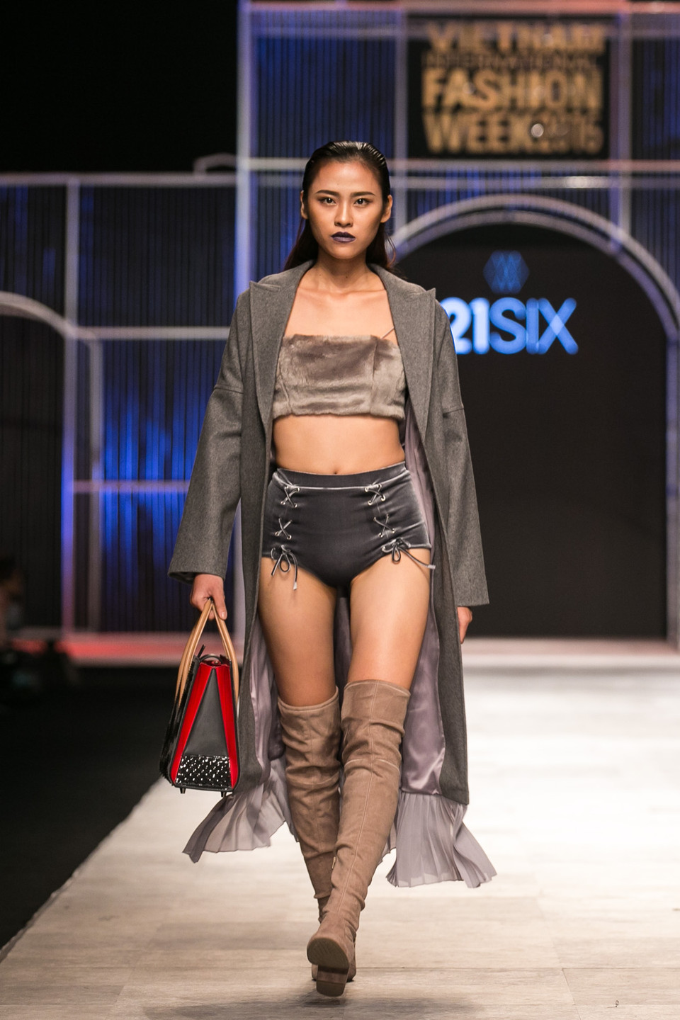 Thiên nhiên hùng vỹ và khắc nghiệt đã được tái hiện lại qua những đường cắt may và xử lý kiểu dáng thiết kế trên bốn chất liệu cơ bản: lụa, voile, dạ và lông. (Ảnh: BTC)