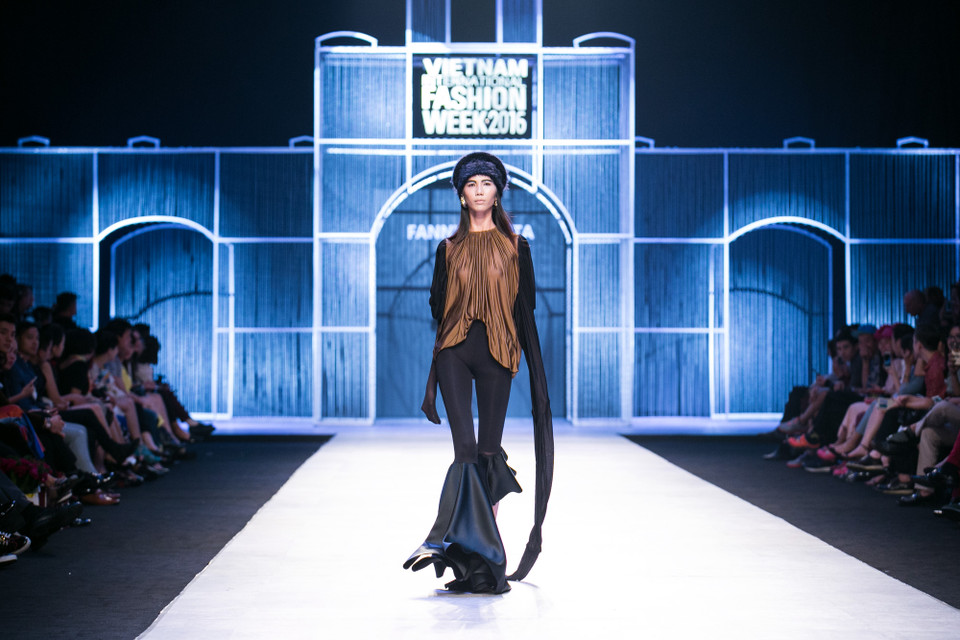 Bộ sưu tập 'Man skin' của nhà thiết kế Fanny Maleta lại mang đến cảm hứng quý tộc với những thiết kế cầu kỳ, tỉ mỉ đến từng chi tiết. (Ảnh: BTC)