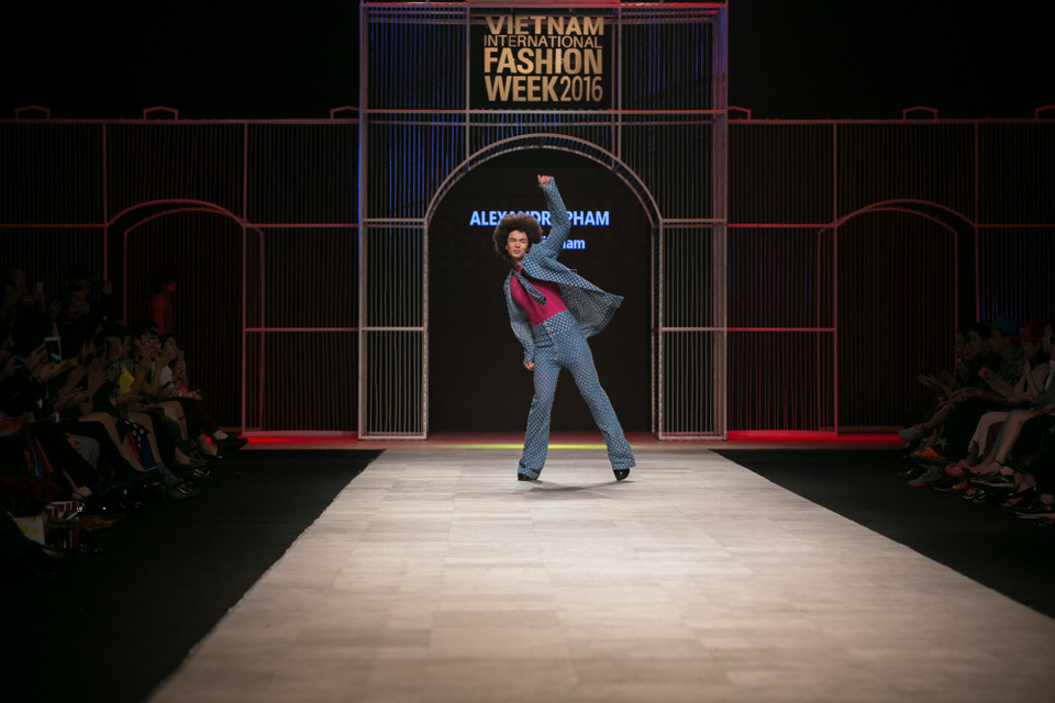 Những thiết kế mang âm hưởng disco của những năm 1960. (Ảnh: BTC)