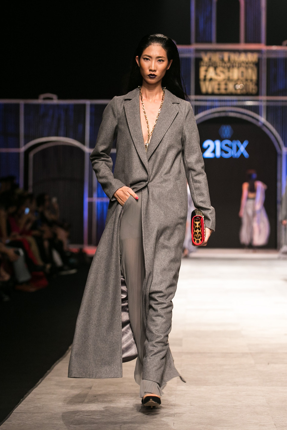 Trang phục được nhấn nhá bởi các chi tiết xếp ly, dập oze, tua dua và hàng loạt các phụ kiện như đồng hồ FENDI, kính Linda Farrow, túi Chistian Louboutin... (Ảnh: BTC)