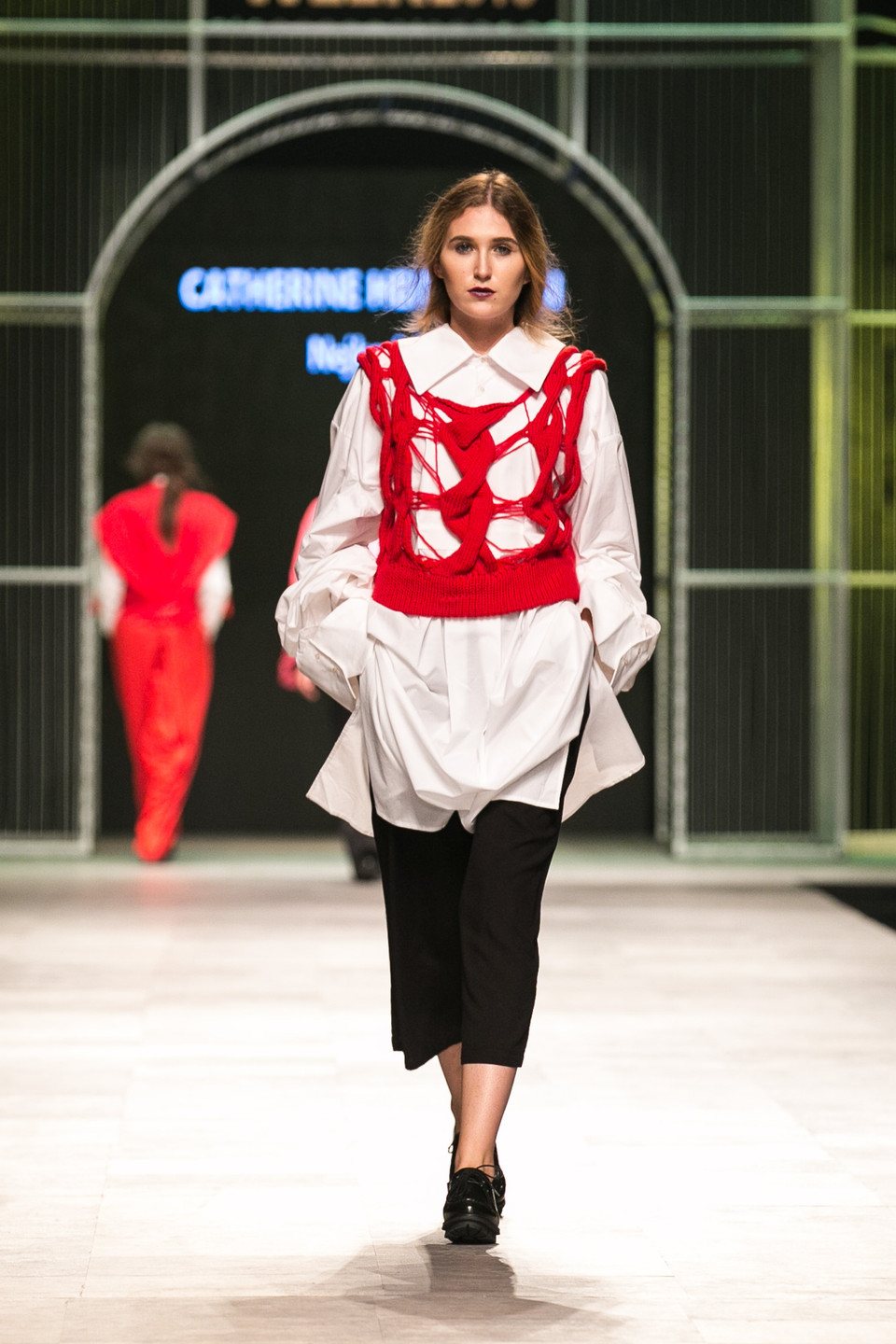 Dàn mẫu nữ mở màn trong trang phục thiết kế oversized đầy nam tính cùng những bước catwalk chậm. (Ảnh: BTC)