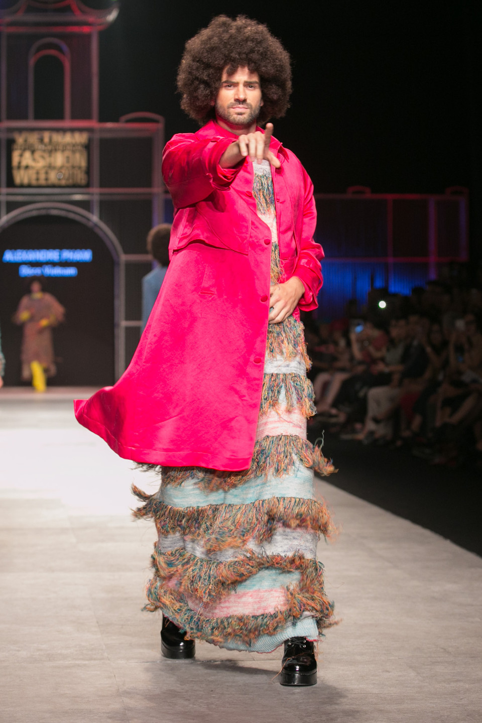 Thoải mái 'thả' những điệu disco ngay trên sàn catwalk, các chàng trai của 'Disco Vietnam' đã mang đến khoảnh khắc náo nhiệt... (Ảnh: BTC)