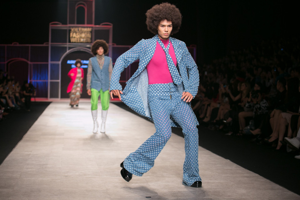 Bộ sưu tập 'Disco Vietnam' của nhà thiết kế trẻ gốc Việt Alexandre Pham đã tái hiện lại cuộc sống đầy màu sắc và nghệ thuật của thập niên 70... (Ảnh: BTC)