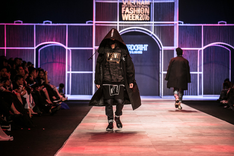 Với 'What is, and over,' trên sàn diễn ngập tràn không khí đường phố. (Ảnh: BTC)