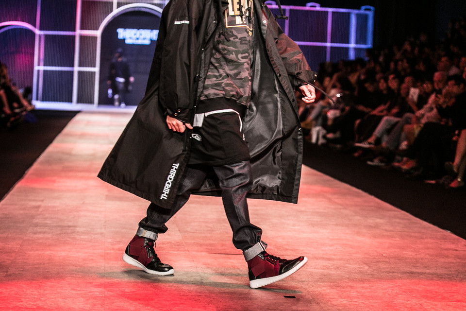 Dàn mẫu nam khỏe khoắn, vừa cá tính vừa bí ẩn sau những lớp mặt nạ đi lại rộn ràng. (Ảnh: BTC)