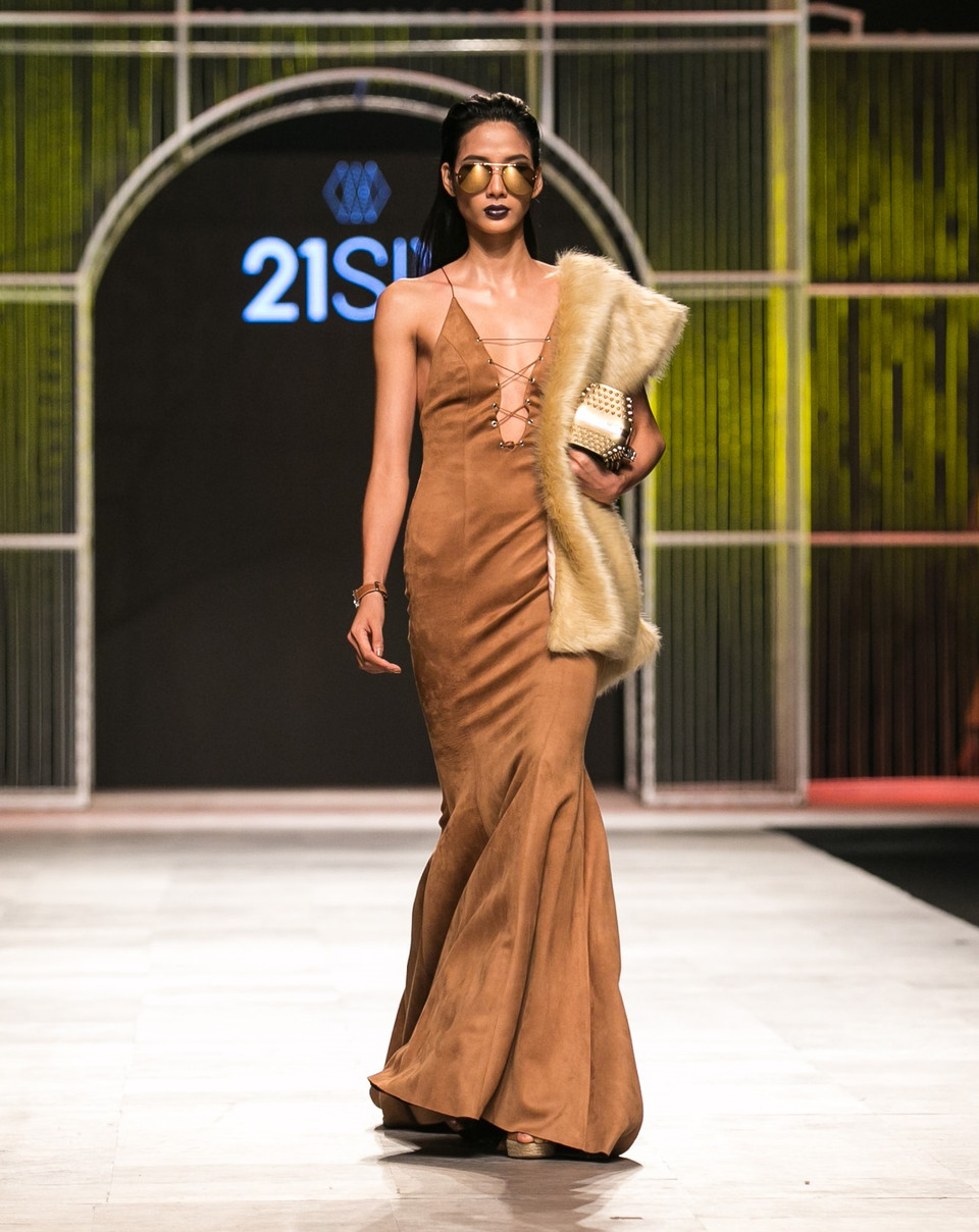 Hoàng Thuỳ xuất hiện ở vị trí vedtte kết thúc màn trình diễn với váy hai dây hở bạo, áo choàng da lộn, khăn lông với tông môi trầm sexy. (Ảnh: BTC)