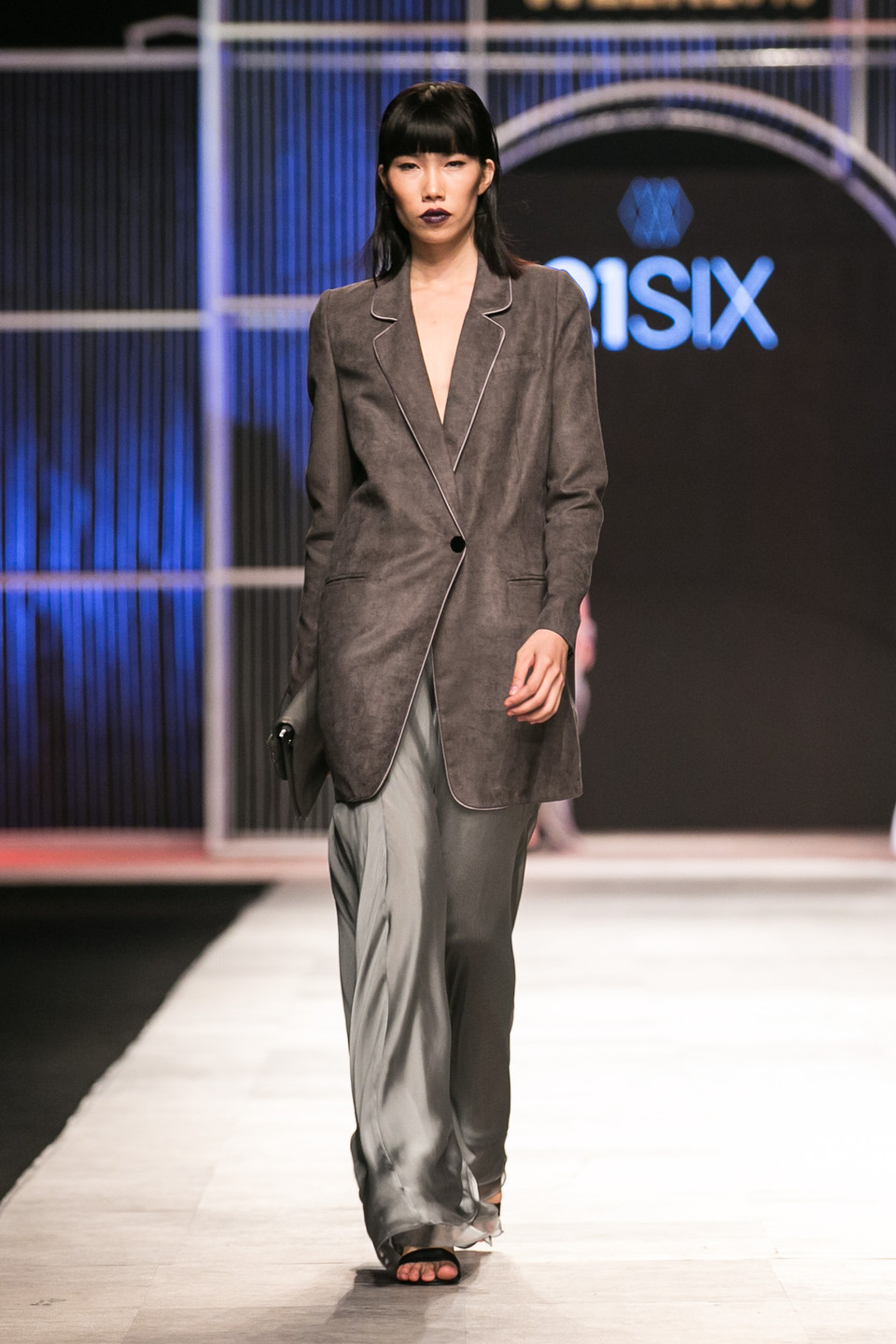 Nếu kỹ thuật sử dụng chất liệu dạ thay cho ẩn ý về hành trang của người phụ nữ độc lập, luôn biết tự chăm sóc cho bản thân... (Ảnh: BTC)