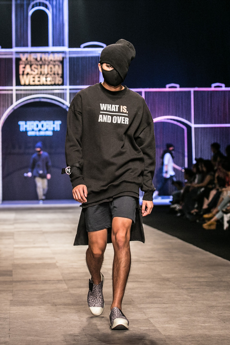  Thương hiệu THIRD đã dùng chất liệu vải cùng kỹ thuật silhouette (tạo bóng) để biểu đạt hai khía cạnh tính cách trong con người nhà thiết kế: gai góc và mềm yếu. (Ảnh: BTC)