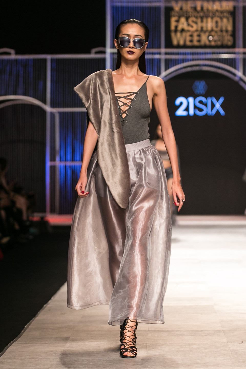 ...nhưng cùng lúc cô ấy lại vô cùng nữ tính và quyến rũ.(Ảnh: BTC)