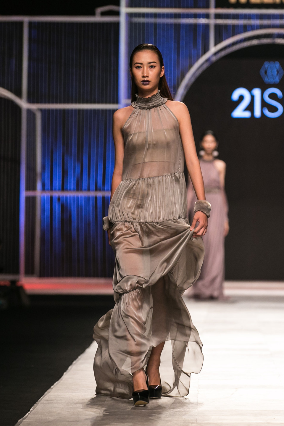 ... thì lụa và voile lại khai thác góc cạnh mềm yếu, nữ tính, thay cho thông điệp về nguồn cảm hứng của 21Six: Một Las Vegas giữa sa mạc nhưng vẫn xa hoa, mỹ lệ và đầy chất vương giả mỗi khi đêm xuống. (Ảnh: BTC)