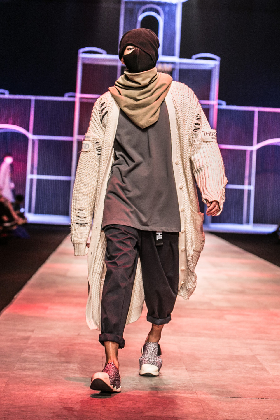 Chính những chàng trai gangster với áo phông ngoại cỡ, áo hoodie đậm chất Thu-Đông... (Ảnh: BTC)