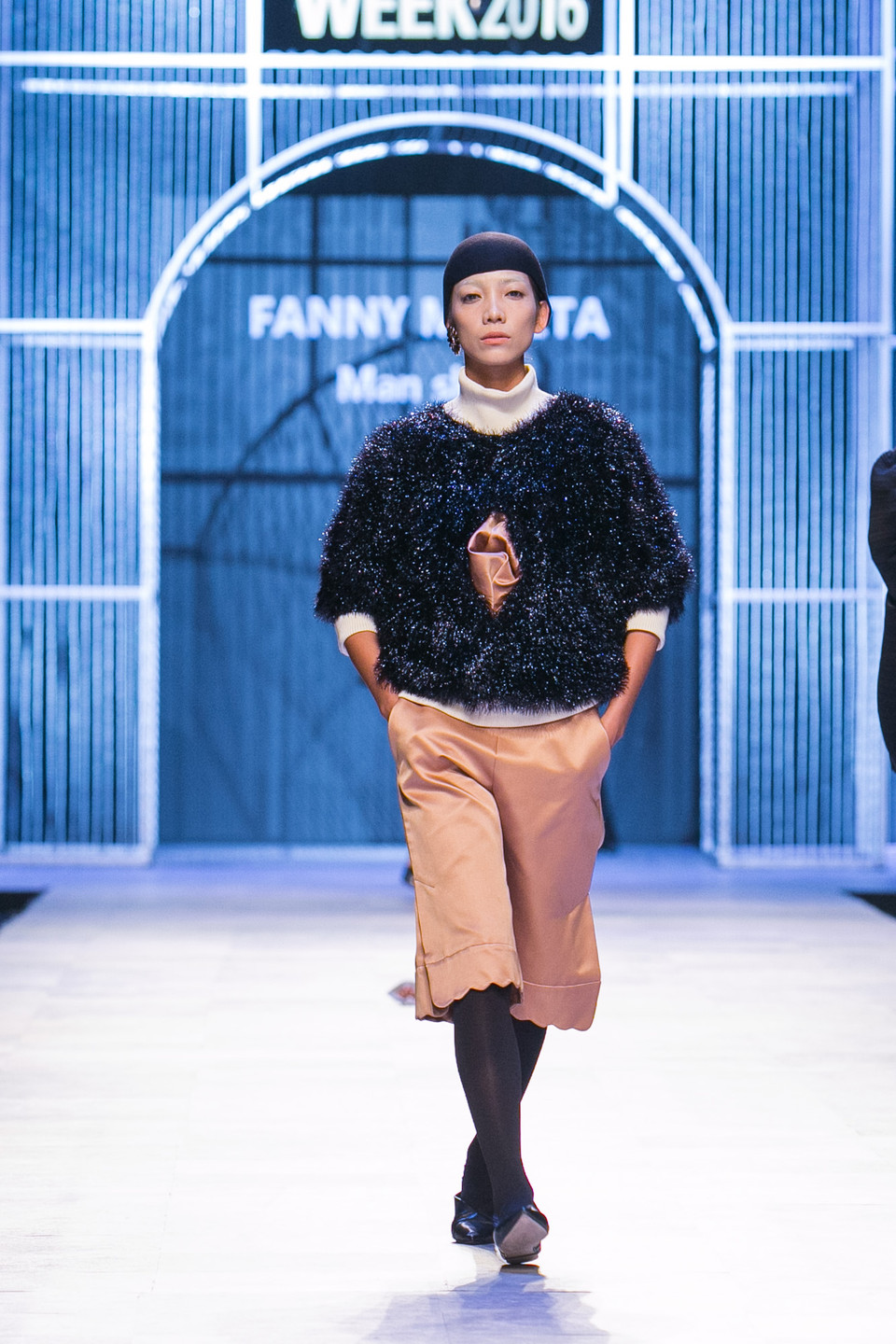 ...nhưng những chi tiết xếp ly, lông, tua rua, nhưng những đường cắt may của các thiết kế lại rất táo bạo.(Ảnh: BTC)