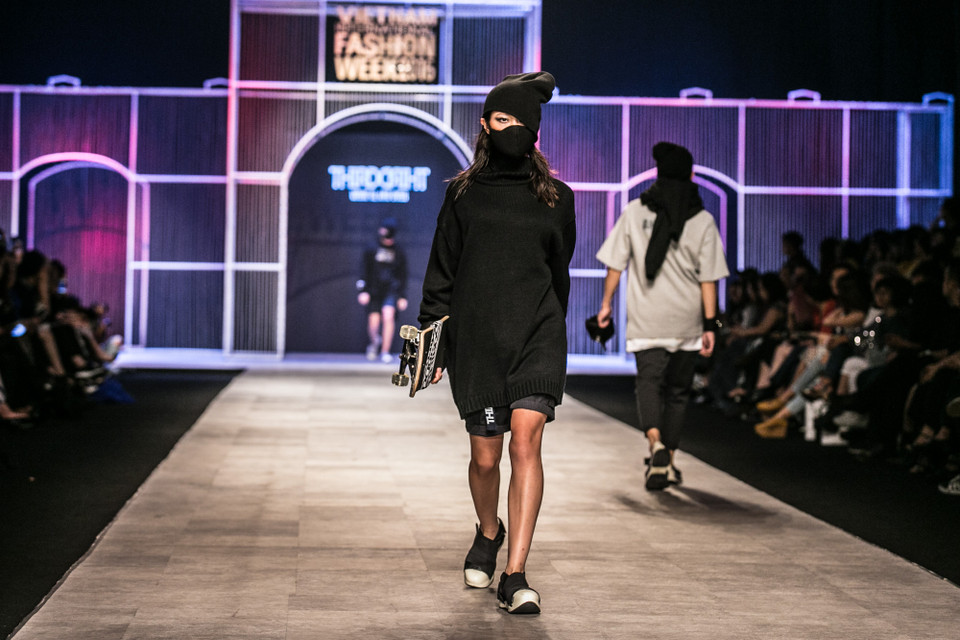 Dàn mẫu xuất hiện chất ngầu với những chiếc mặt nạ đen kín đáo khoe đôi mắt được trang điểm đen xì và những sợi tóc ướt len lỏi qua lớp mũ len... (Ảnh: BTC)