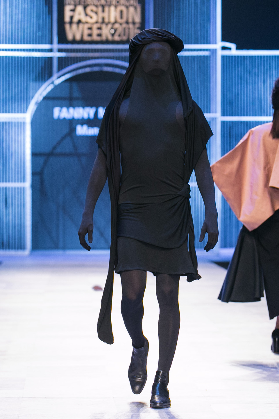 Đặc biệt, điểm nhấn trên sàn diễn là dàn mẫu nam giấu cả cơ thể và gương mặt trong bộ đồ đen bó sát... (Ảnh: BTC)