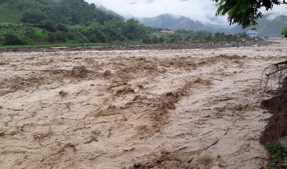 Lũ ống, lũ quét ở thị trấn Ít Ong, huyện Mường La, tỉnh Sơn La. (Ảnh: Nguyễn Cường/TTXVN)