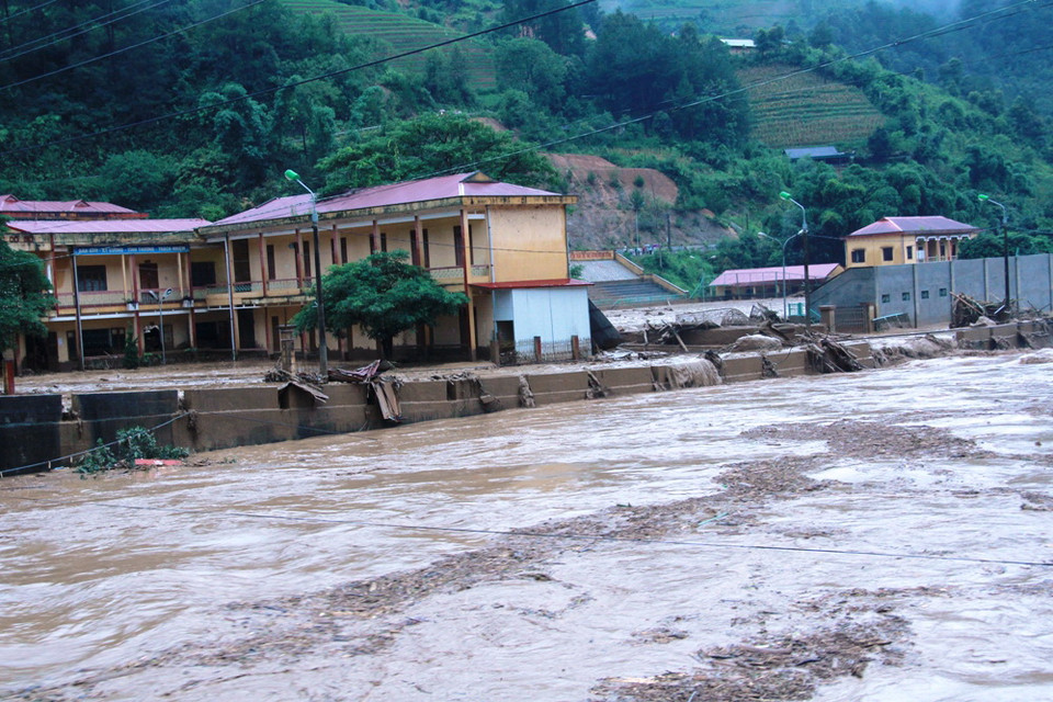 Cảnh tan hoang sau lũ. (Ảnh: Tuấn Anh/Vietnam+)