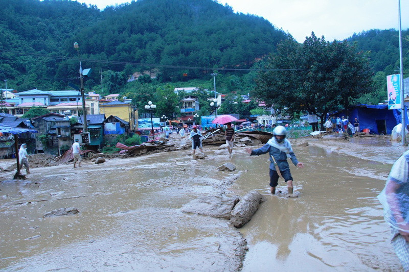 Cảnh tan hoang sau lũ. (Ảnh: Tuấn Anh/Vietnam+)