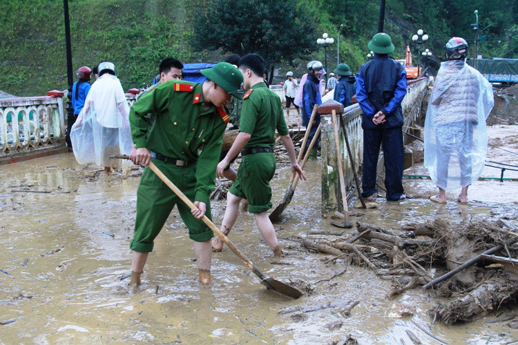 Bùn đất ngập sau sau lũ. (Ảnh: Tuấn Anh/Vietnam+)