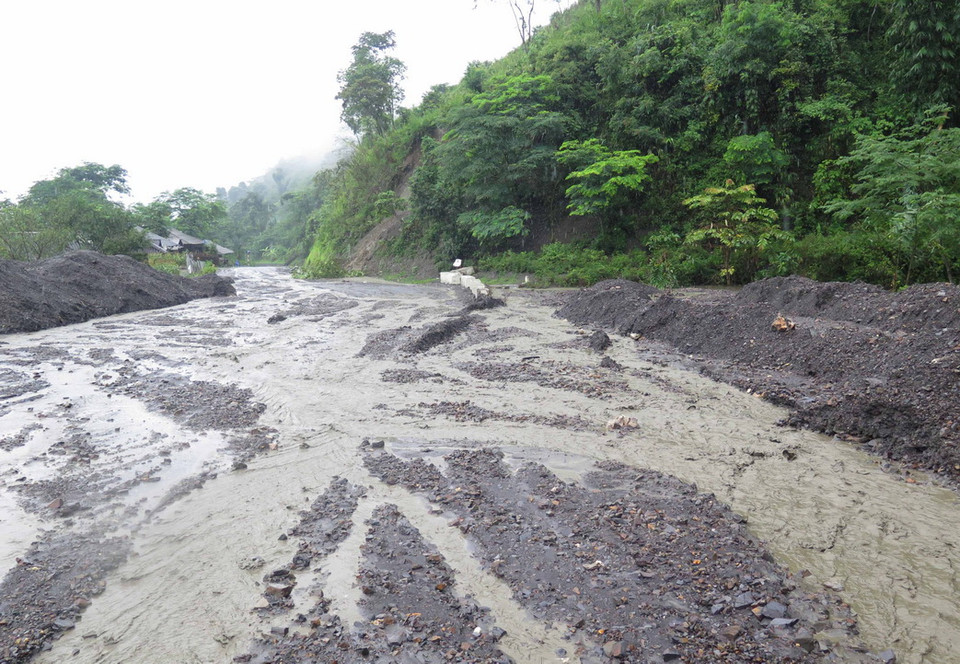 Quốc lộ 12 qua đoạn qua địa phận bản Huổi Toóng 2, xã Huổi Lèng, huyện Mường Chà, Điện Biên có nguy cơ bị chia cắt tại km119 do đất đá từ taluy dương vẫn còn chảy xuống mặt đường. (Ảnh: Xuân Tiến/TTXVN)