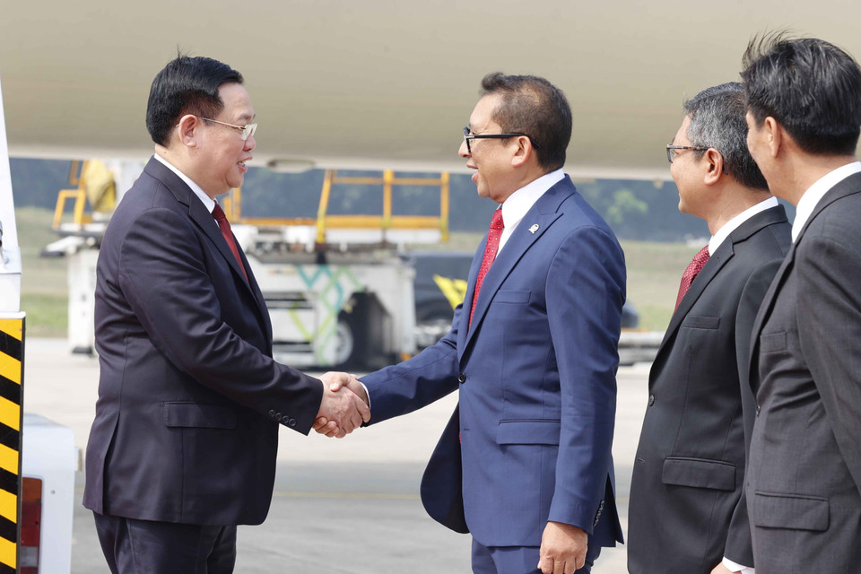 Các quan chức Indonesia đón Chủ tịch Quốc hội Vương Đình Huệ tại Sân bay Quốc tế Soekarno Hatta, thủ đô Jakarta. (Ảnh: Doãn Tấn/TTXVN) 