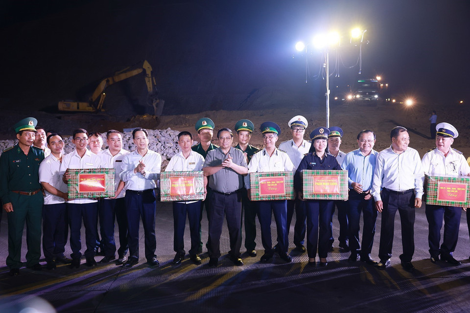 Thủ tướng Phạm Minh Chính tặng quà động viên các lực lượng tham gia thi công dự án cửa khẩu thông minh thuộc khu vực Cửa khẩu Quốc tế Hữu Nghị. (Ảnh: Dương Giang/TTXVN)