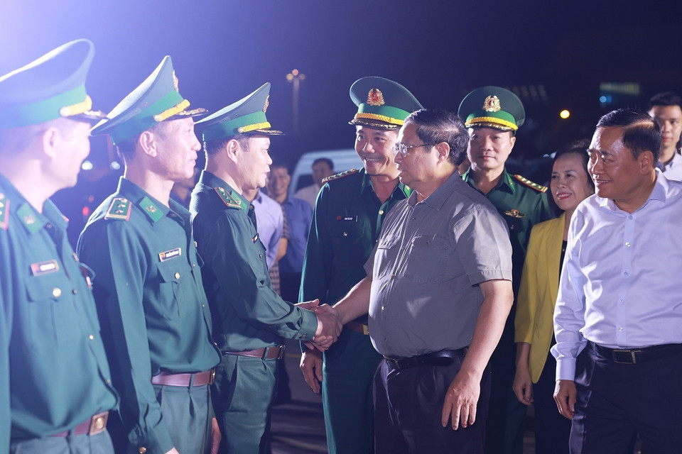 Thủ tướng Phạm Minh Chính động viên các lực lượng tại Cửa khẩu Quốc tế Hữu Nghị. (Ảnh: Dương Giang/TTXVN)