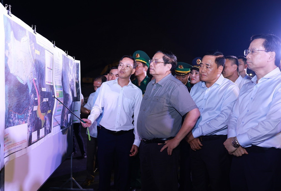 Thủ tướng Phạm Minh Chính kiểm tra tình hình thi công dự án cửa khẩu thông minh thuộc khu vực Cửa khẩu Quốc tế Hữu Nghị. (Ảnh: Dương Giang/TTXVN)