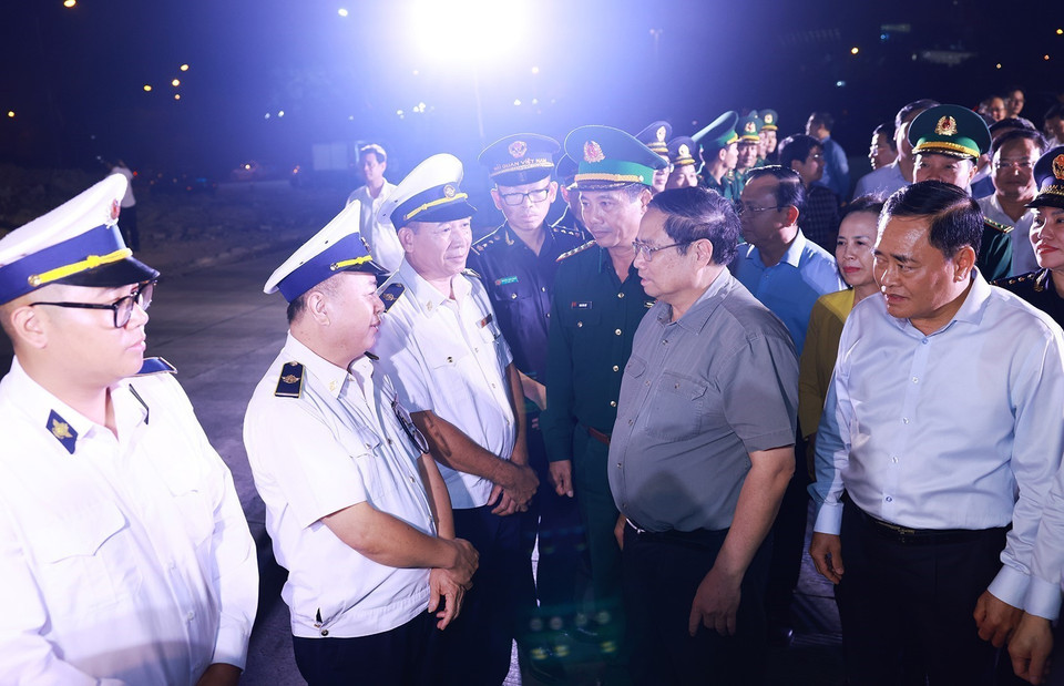 Thủ tướng Phạm Minh Chính động viên các lực lượng tại Cửa khẩu Quốc tế Hữu Nghị. (Ảnh: Dương Giang/TTXVN)