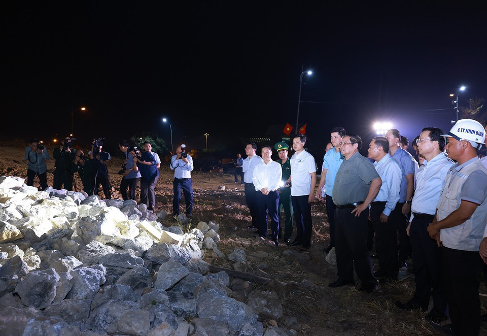 Thủ tướng Phạm Minh Chính kiểm tra tình hình thi công dự án cửa khẩu thông minh thuộc khu vực Cửa khẩu Quốc tế Hữu Nghị. (Ảnh: Dương Giang/TTXVN)