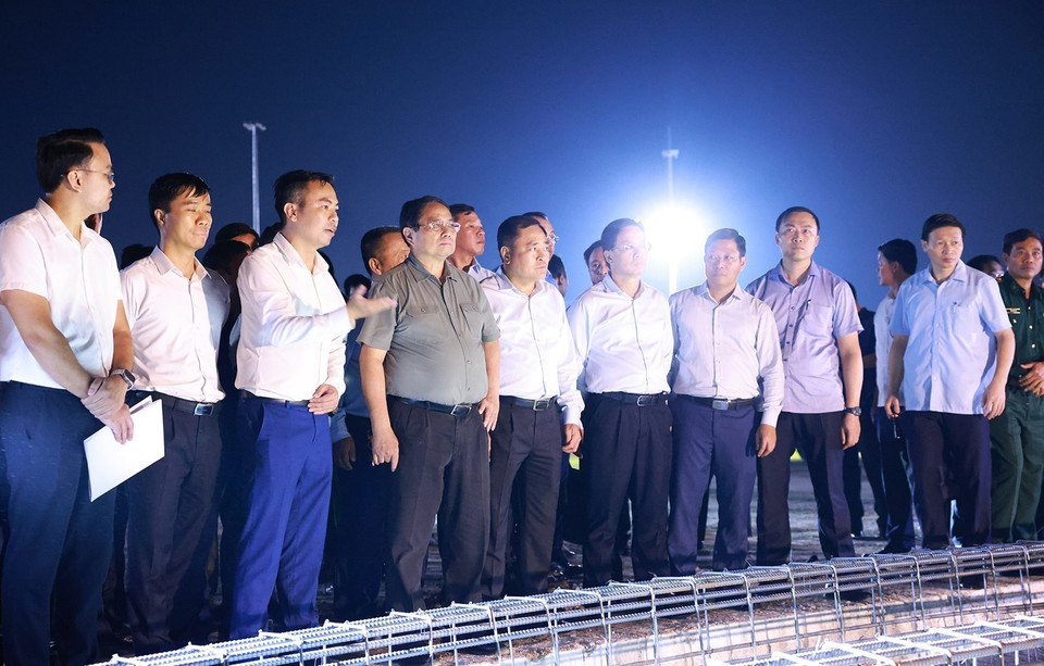 Thủ tướng Phạm Minh Chính kiểm tra tình hình thi công dự án cửa khẩu thông minh thuộc khu vực Cửa khẩu Quốc tế Hữu Nghị. (Ảnh: Dương Giang/TTXVN)