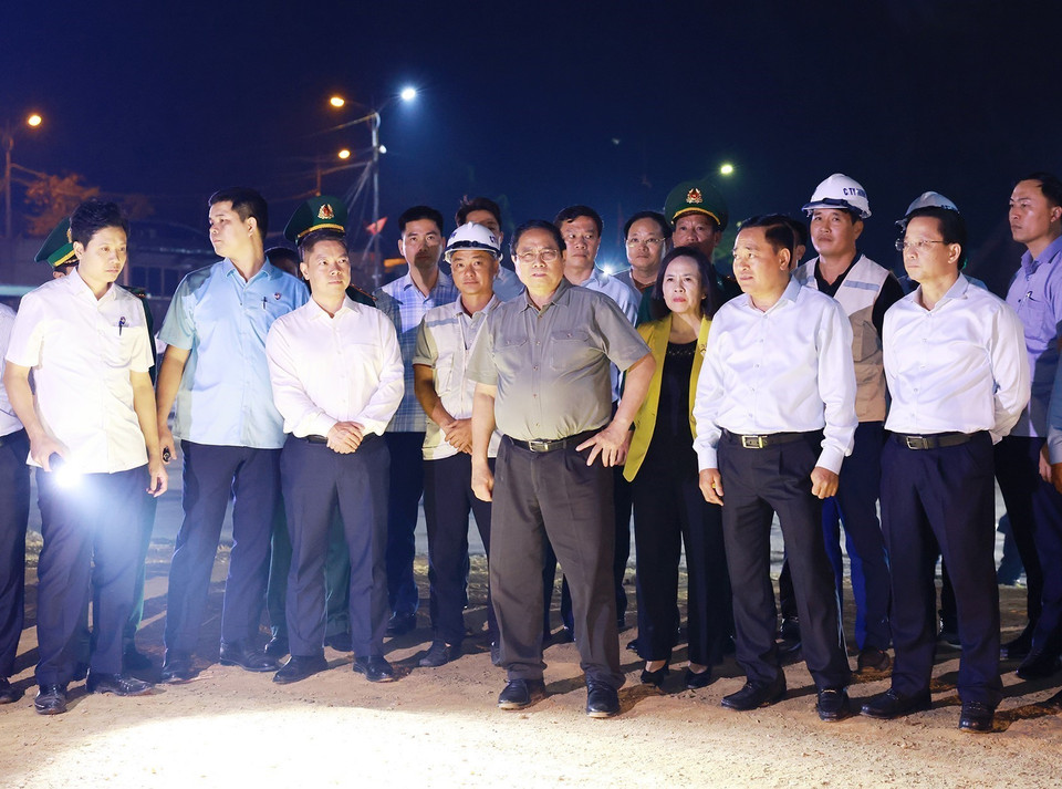 Thủ tướng Phạm Minh Chính đến kiểm tra tình hình thi công dự án cửa khẩu thông minh thuộc khu vực Cửa khẩu Quốc tế Hữu Nghị. (Ảnh: Dương Giang/TTXVN)